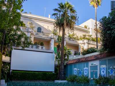 E, alzando lo sguardo, ecco mostrarsi dietro allo schermo bianco Palazzo Giordano: edificio diventato, suo malgrado, suggestivo sfondo per film di seconda visione